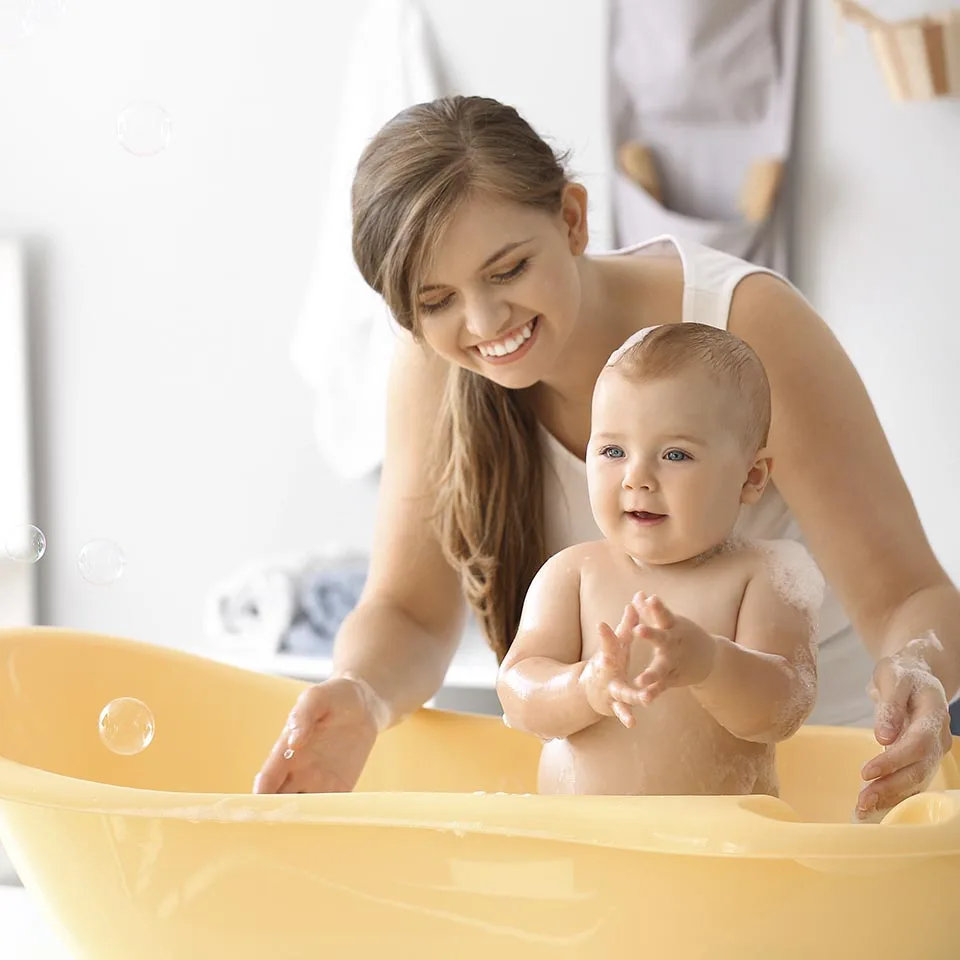 Te da miedo bañar por primera vez a tu bebé? Cuándo y cómo bañar al recién  nacido paso a paso