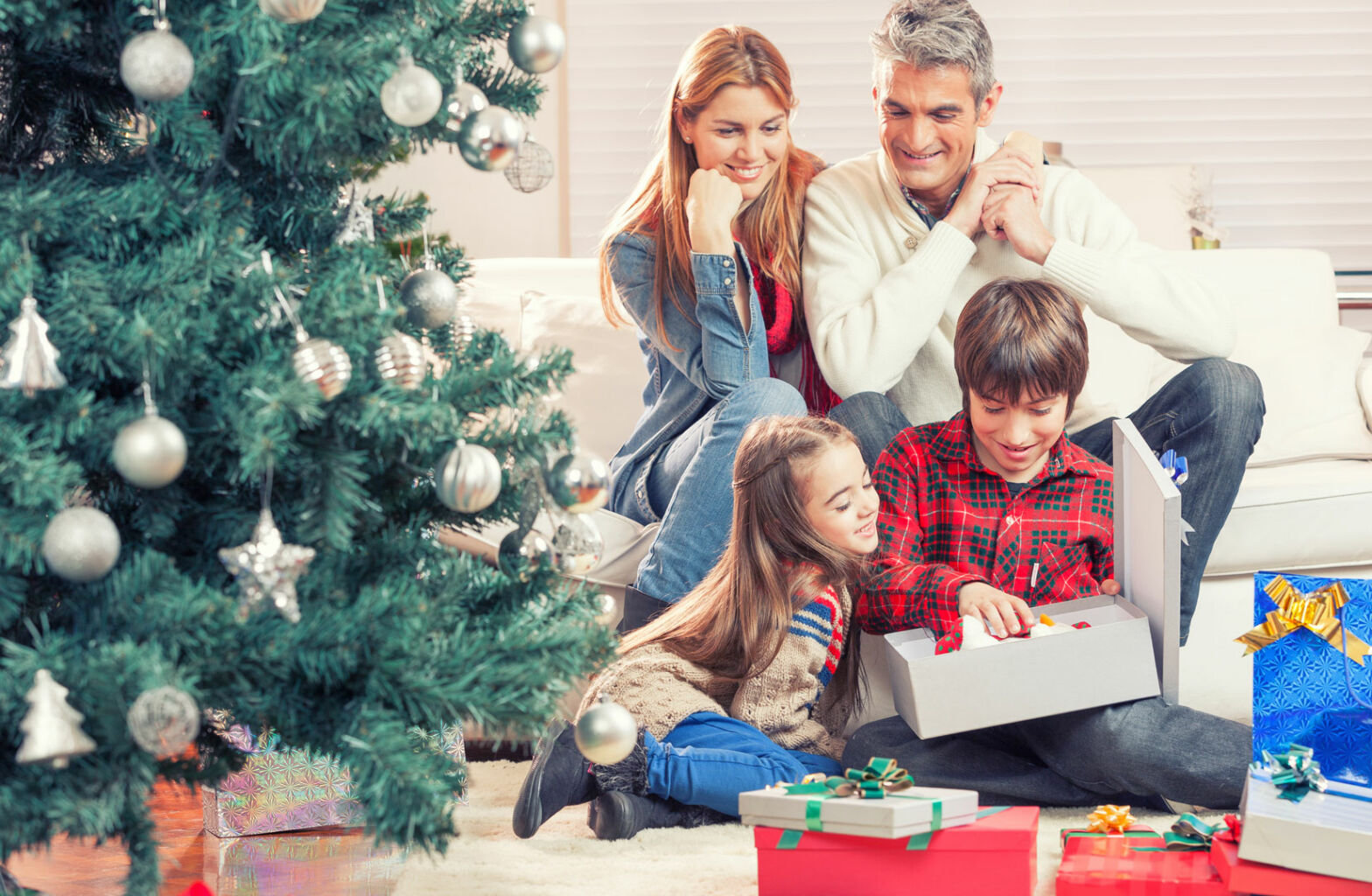 alo-nuevo-familia-abriendo-regalos-grupo-domus