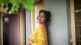 Indian aunty in hot Saree showing boobs
