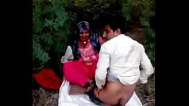 Indian desi couple having outdoor sex. Pados wali aunty ki chudai