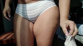 Chica espiada cambiándose de ropa antes de acostarse