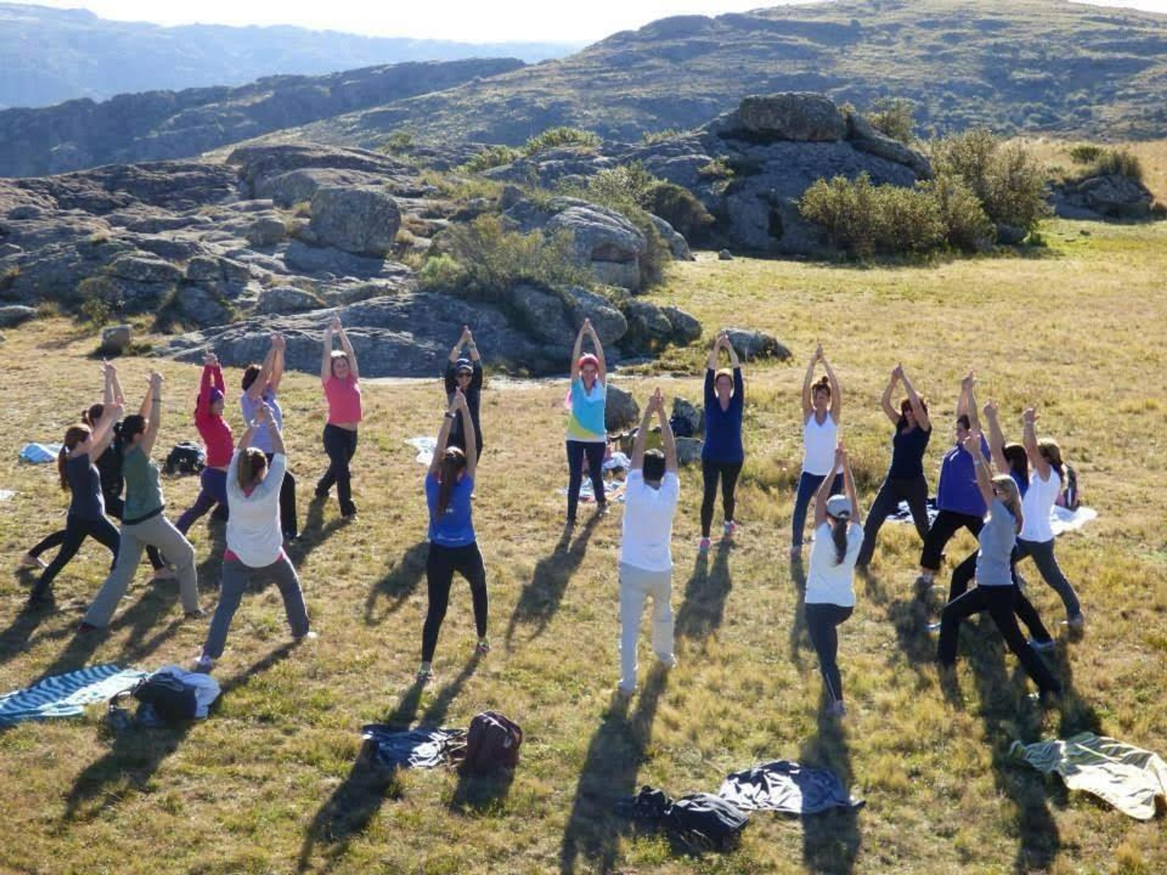 Práctica de yoga en el Cerro Champaquí, Villa Yacanto, octubre 2019.