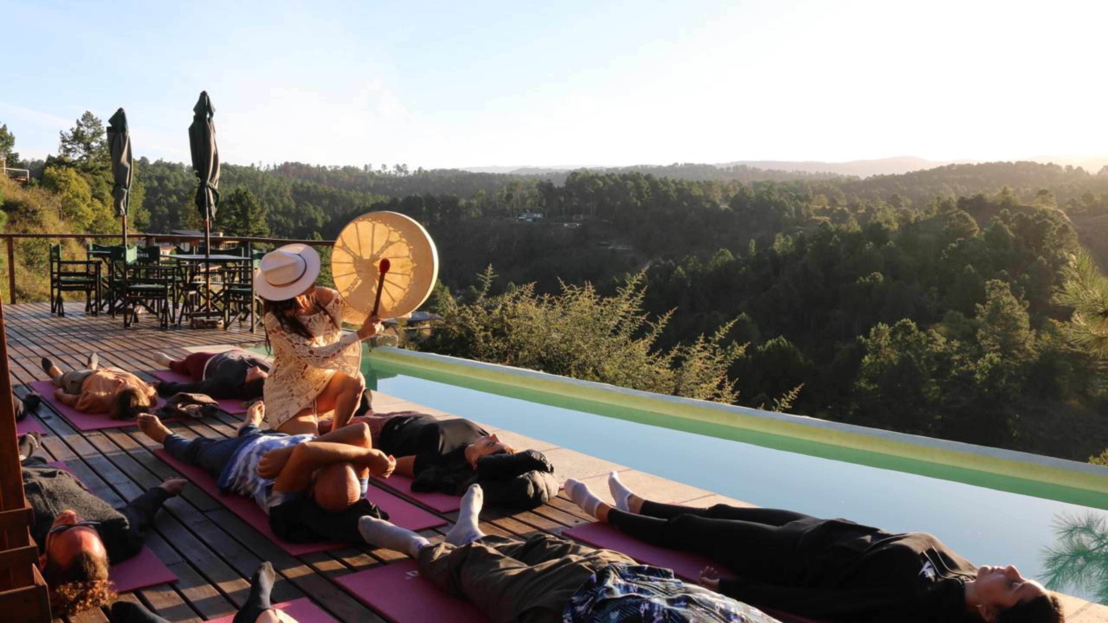 Mariela Fernández toca un tambor chamánico en un encuentro panorámico de bienestar