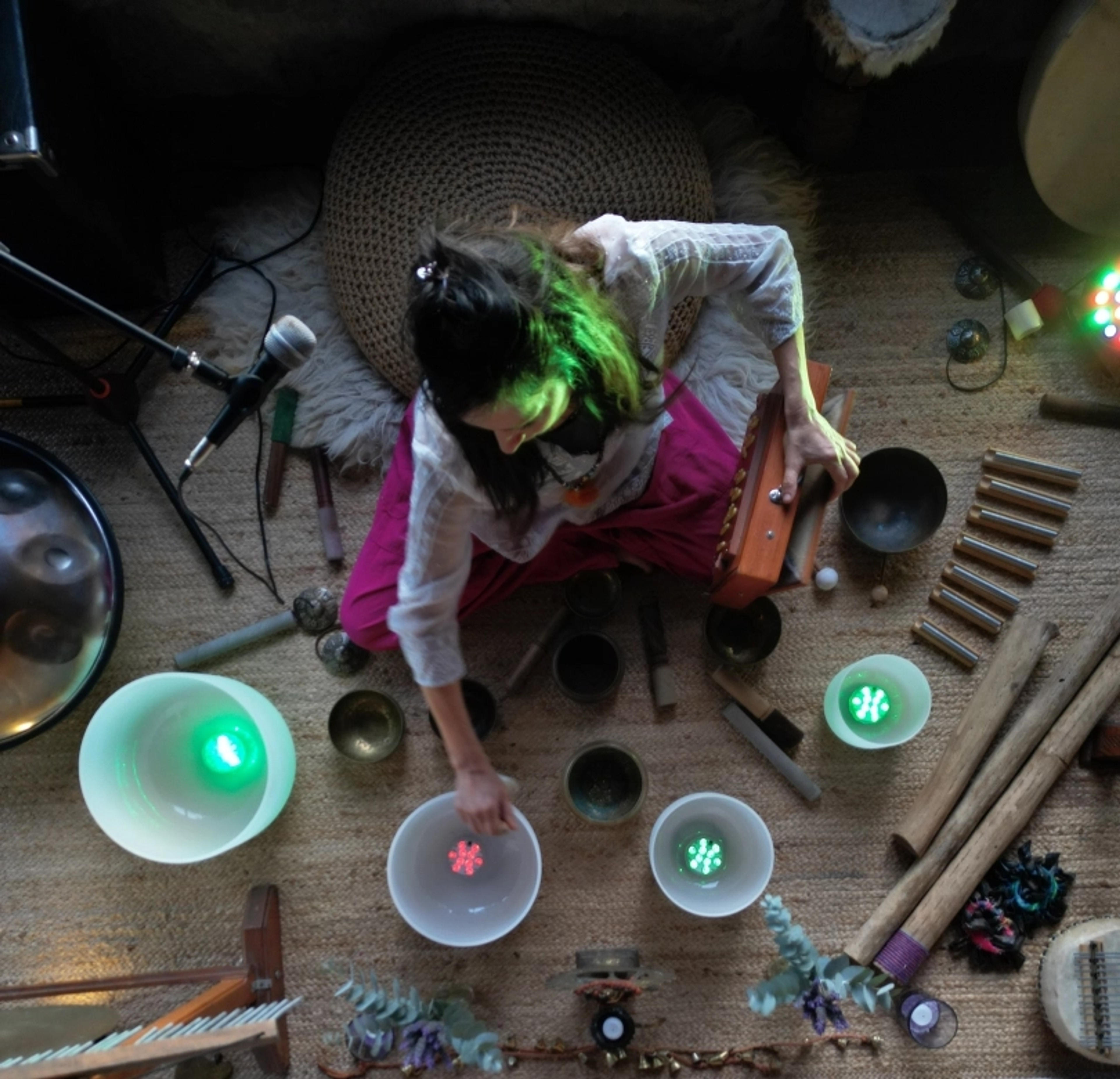 Espacio de meditación en salón de termas: ambiente sereno para la etapa de regulación del sistema nervioso