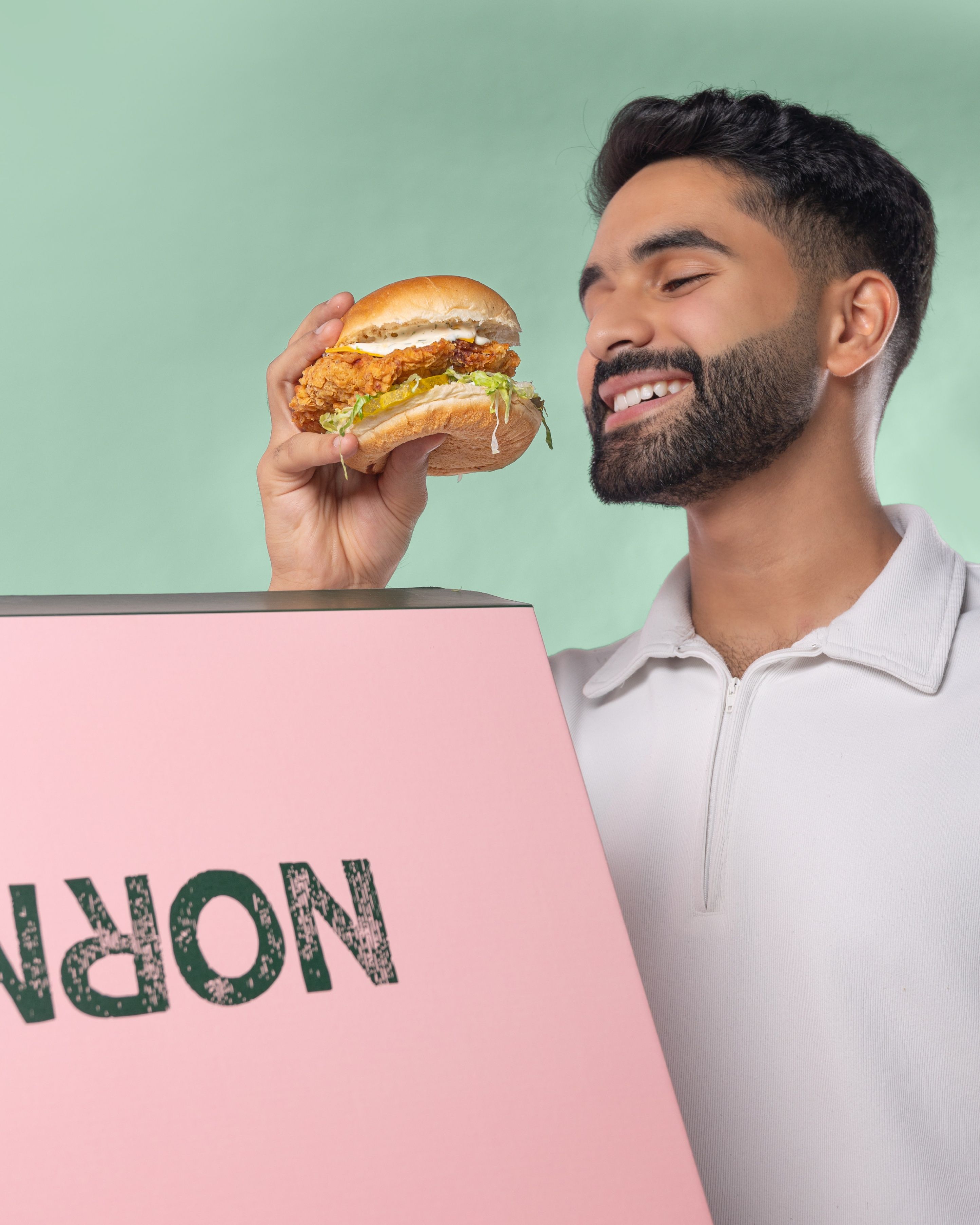 إنتاج براند Eat Norm للدجاج المقلي