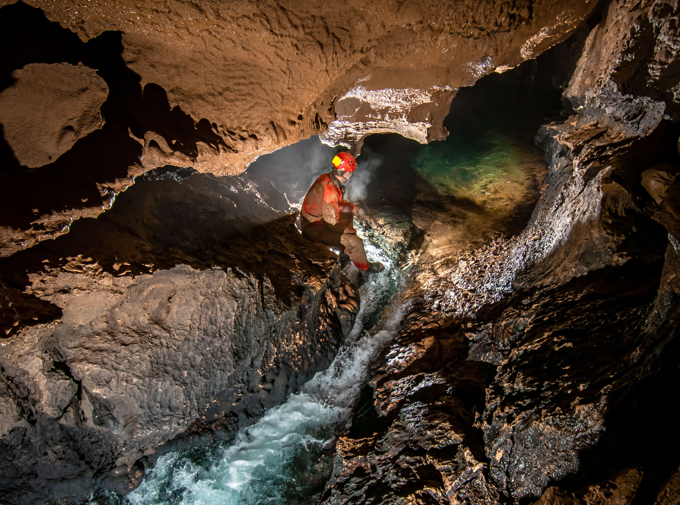 Notranjost Kostanjeviške jame s stalaktiti in podzemno pokrajino