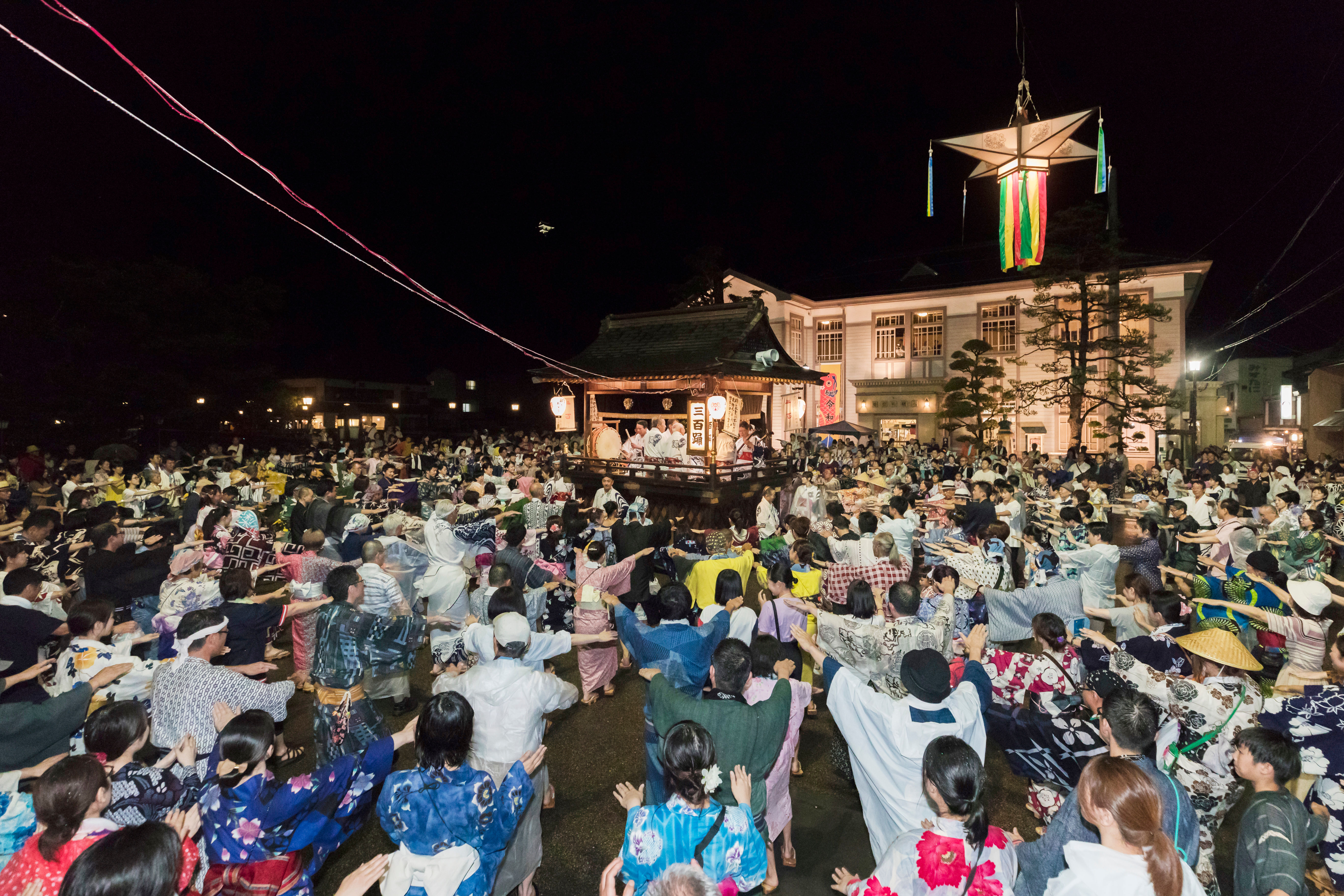 祈り、男女の社交、コミュニティー。人々はなぜまつりで踊り続けるのか