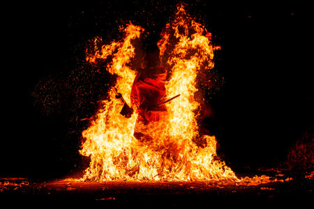琴平神社例大祭・天狗の火渡りの様子を写した写真