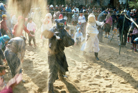 砂かけ祭の様子を写した写真