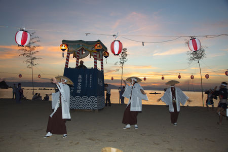 島の盆・白石踊の様子を写した写真