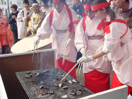 焼嗅がし神事の様子を写した写真