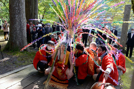 䖝井神社の花籠祭りの様子を写した写真
