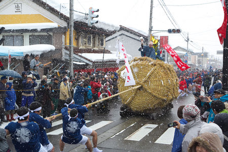 奇祭 高田大俵引きの様子を写した写真