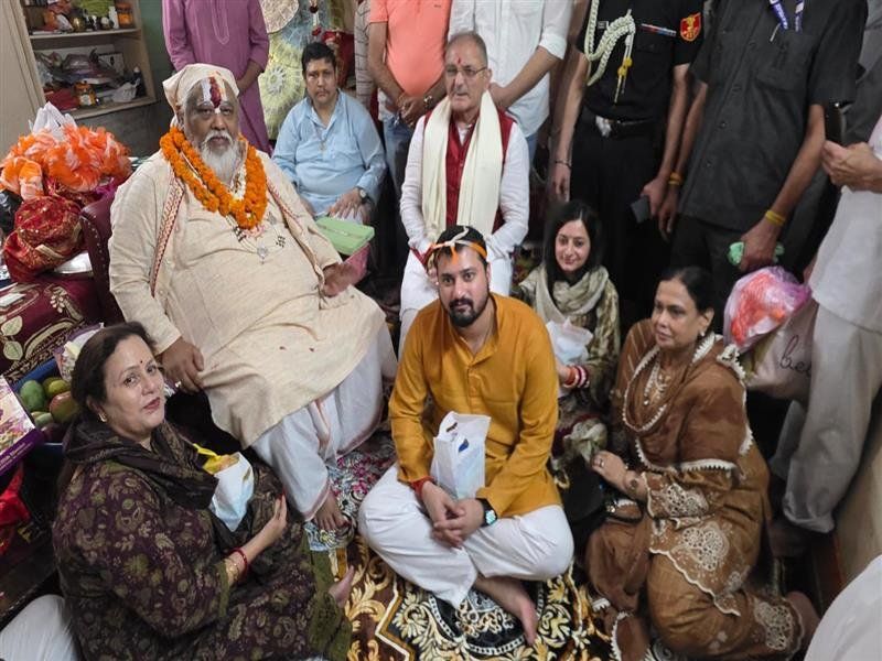 Governor pays obeisance at Baba Lal Ji Dhianpur Dham