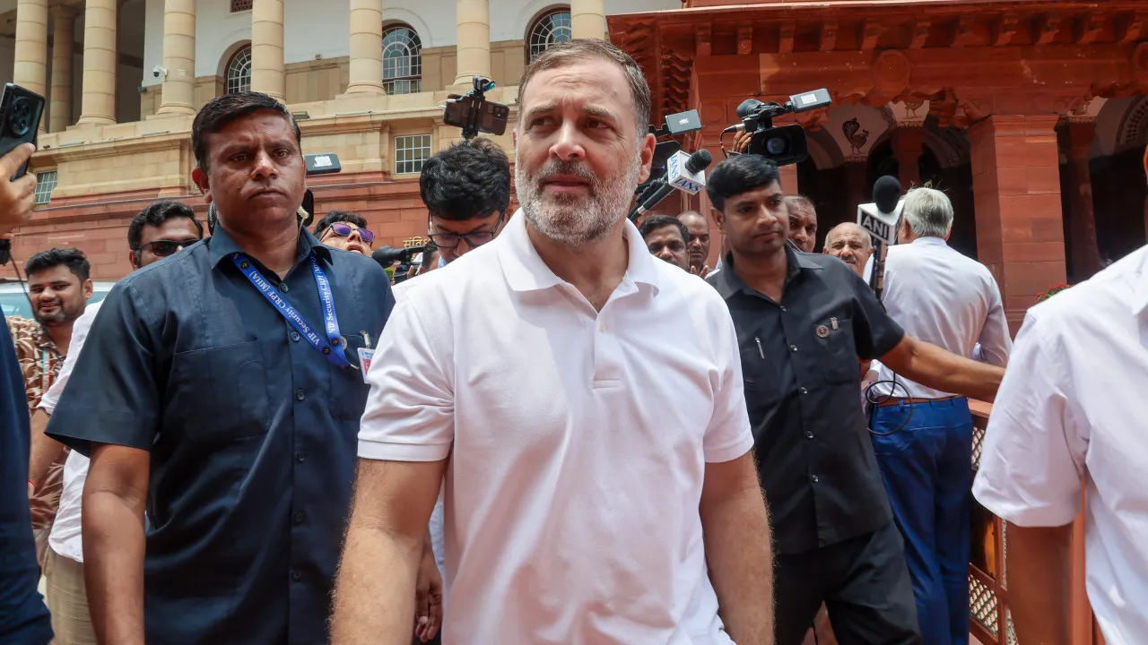 Rahul Gandhi Questions Amit Shah Over Police Action on Student Protesters; INDIA Bloc Rallies Behind LoP