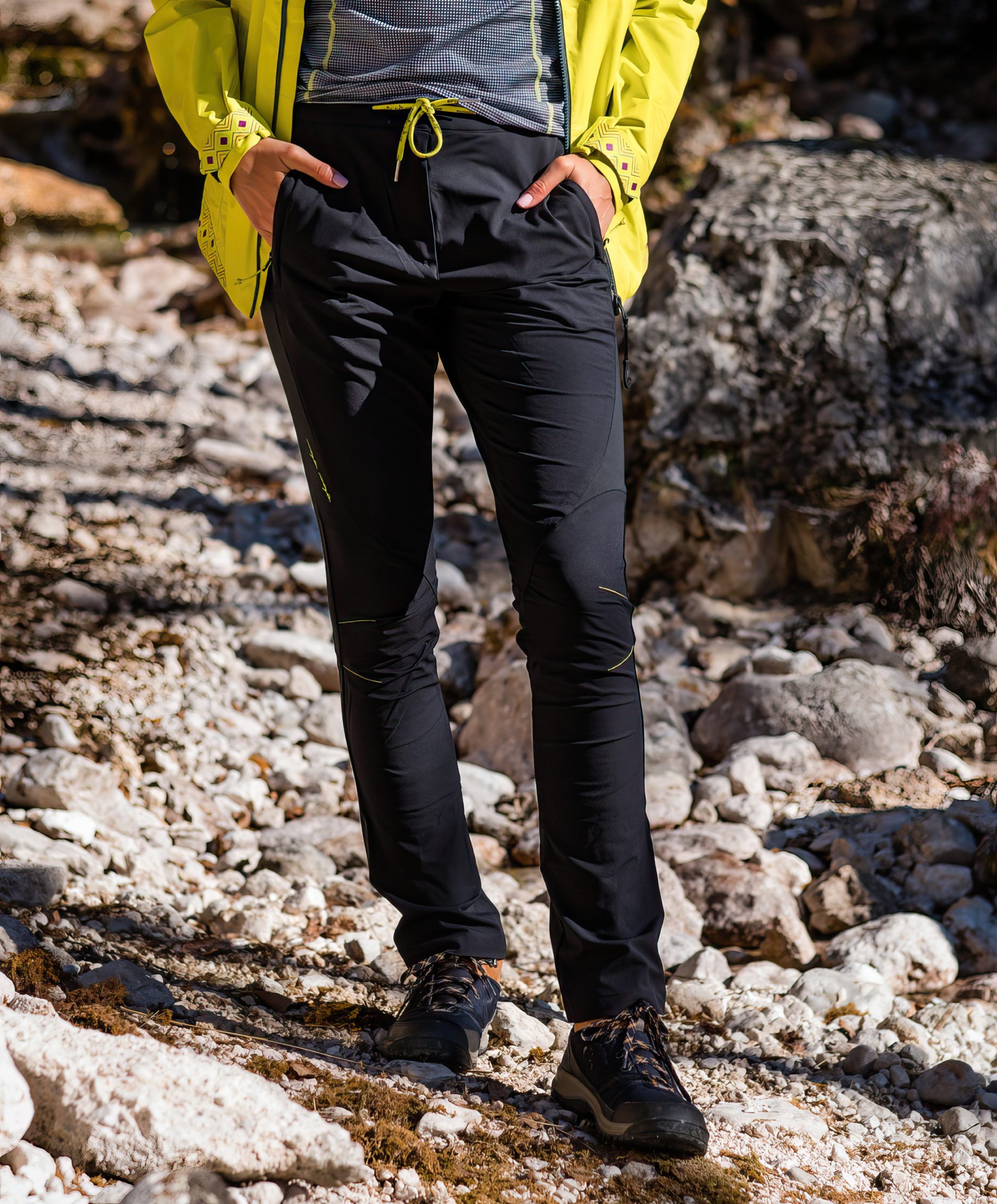Akna comfit pants black from MAYA MAYA are highly breathable for women on their hikes.