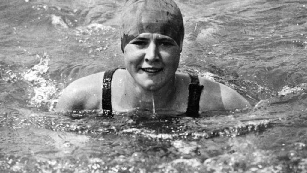 Gertrude Ederle swimming in water.
