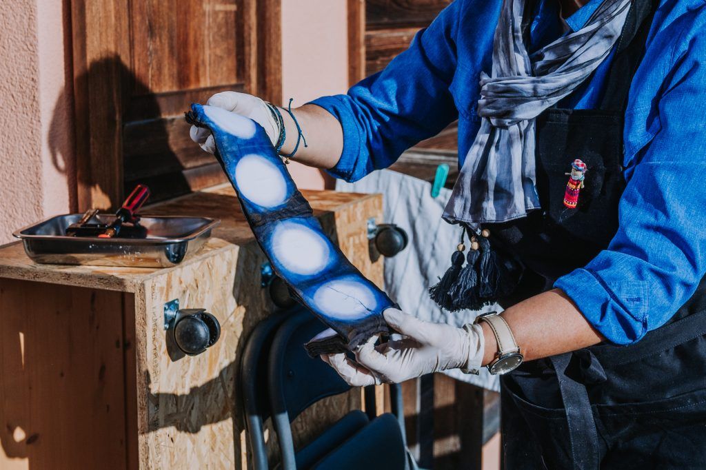 Tatjana showing shibori at the Meet the Tribe event.