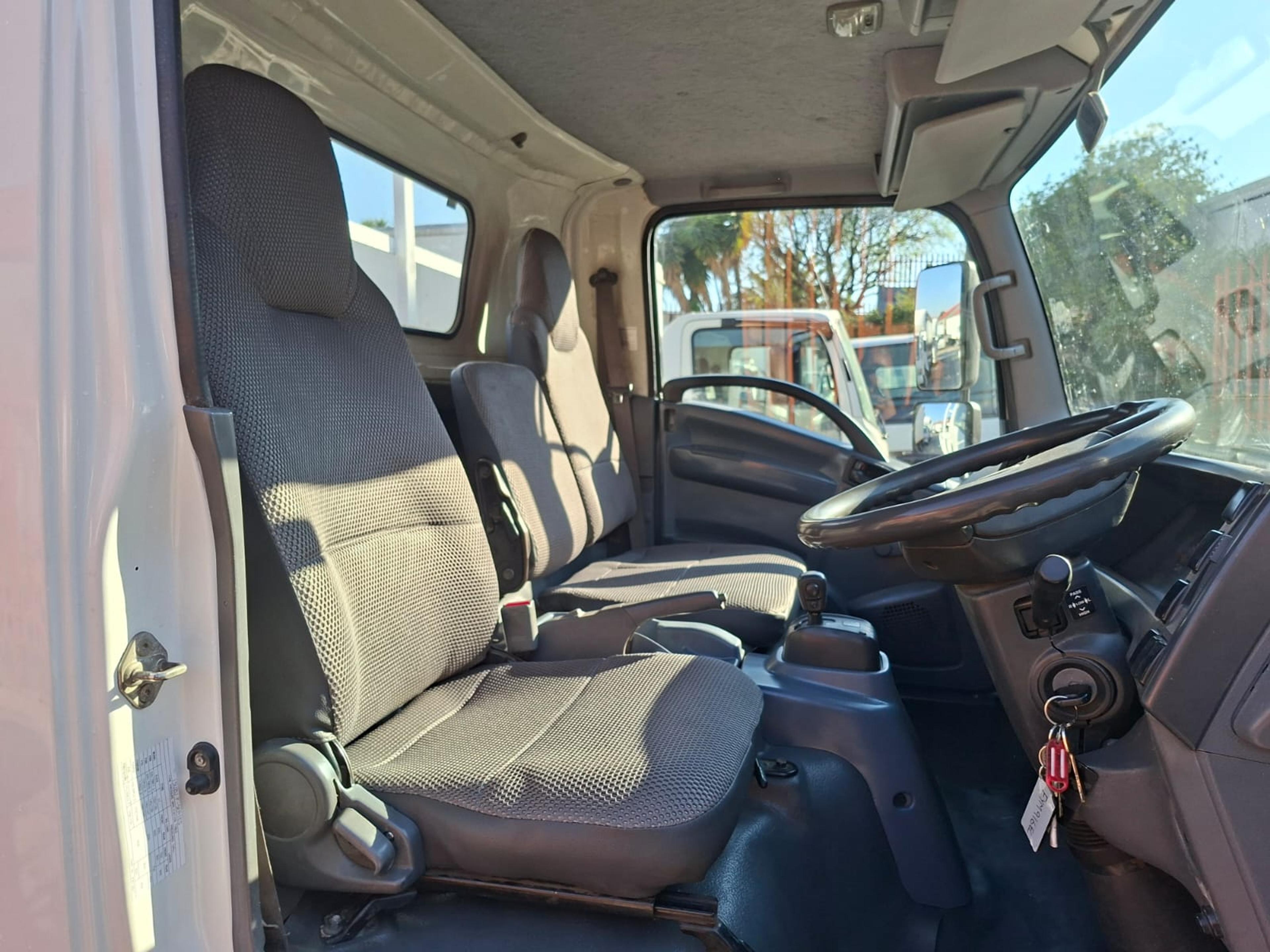 2013 Isuzu Npr400 dropside truck - image 6