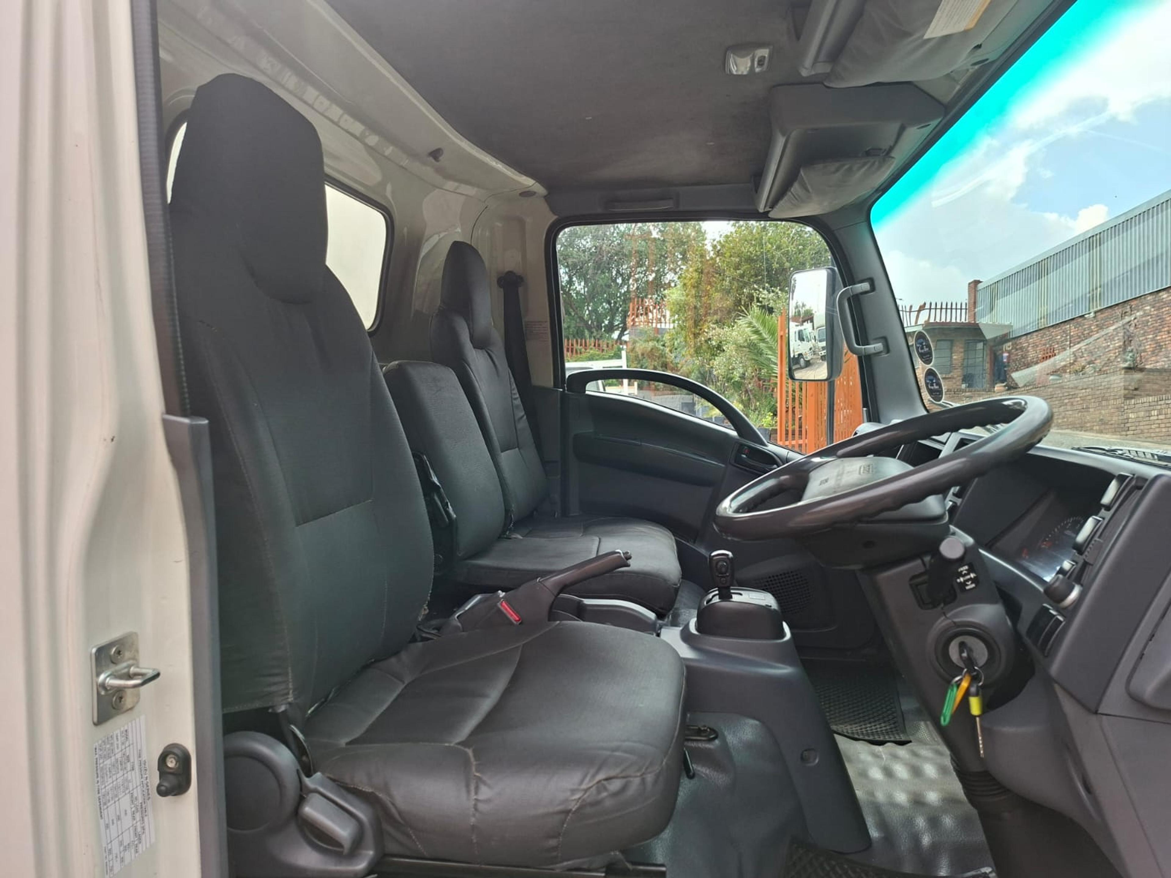 2022 Isuzu Npr275 insulated body - image 6