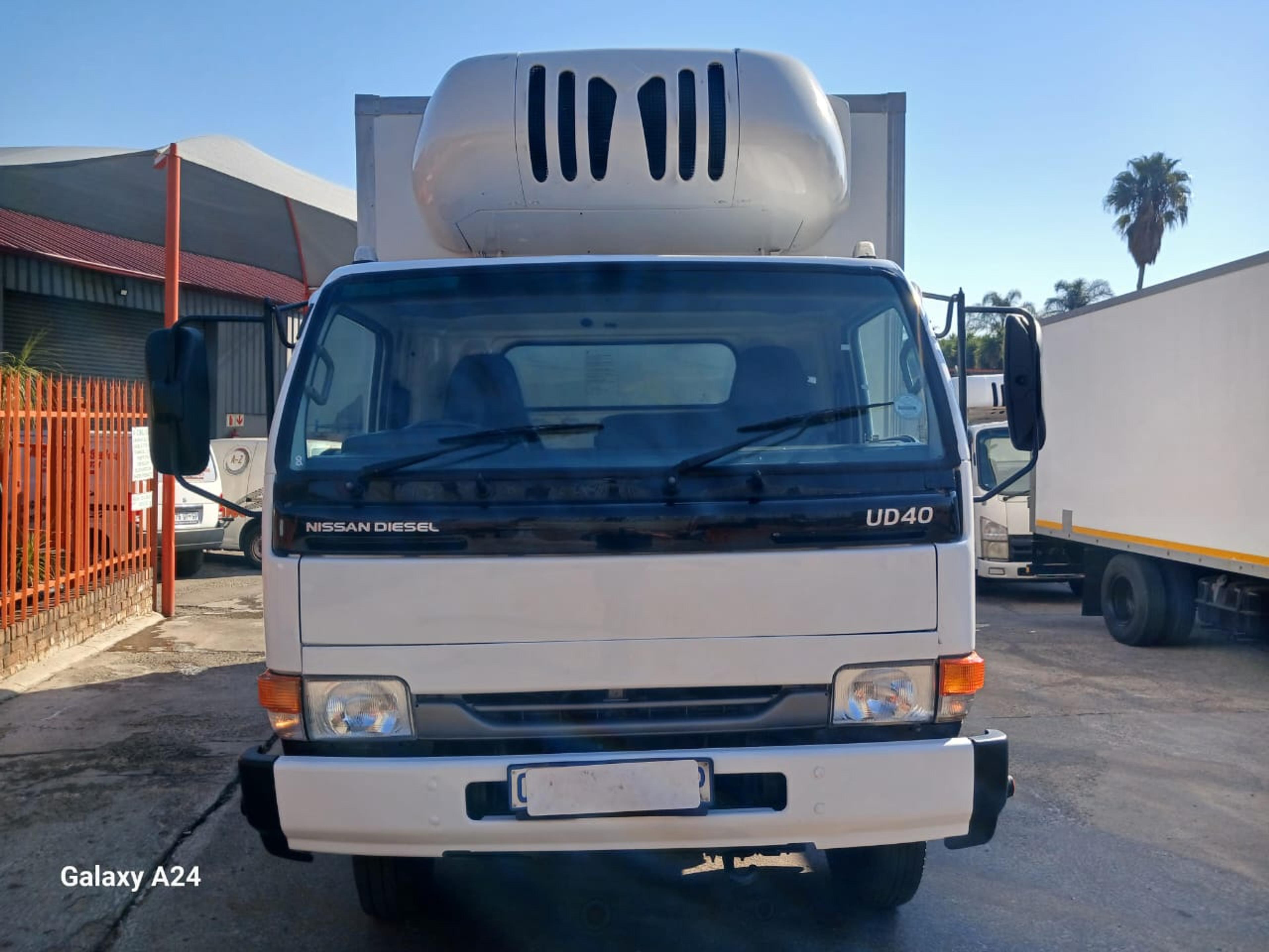 2012 UD UD40L Refrigerated Body - image 2