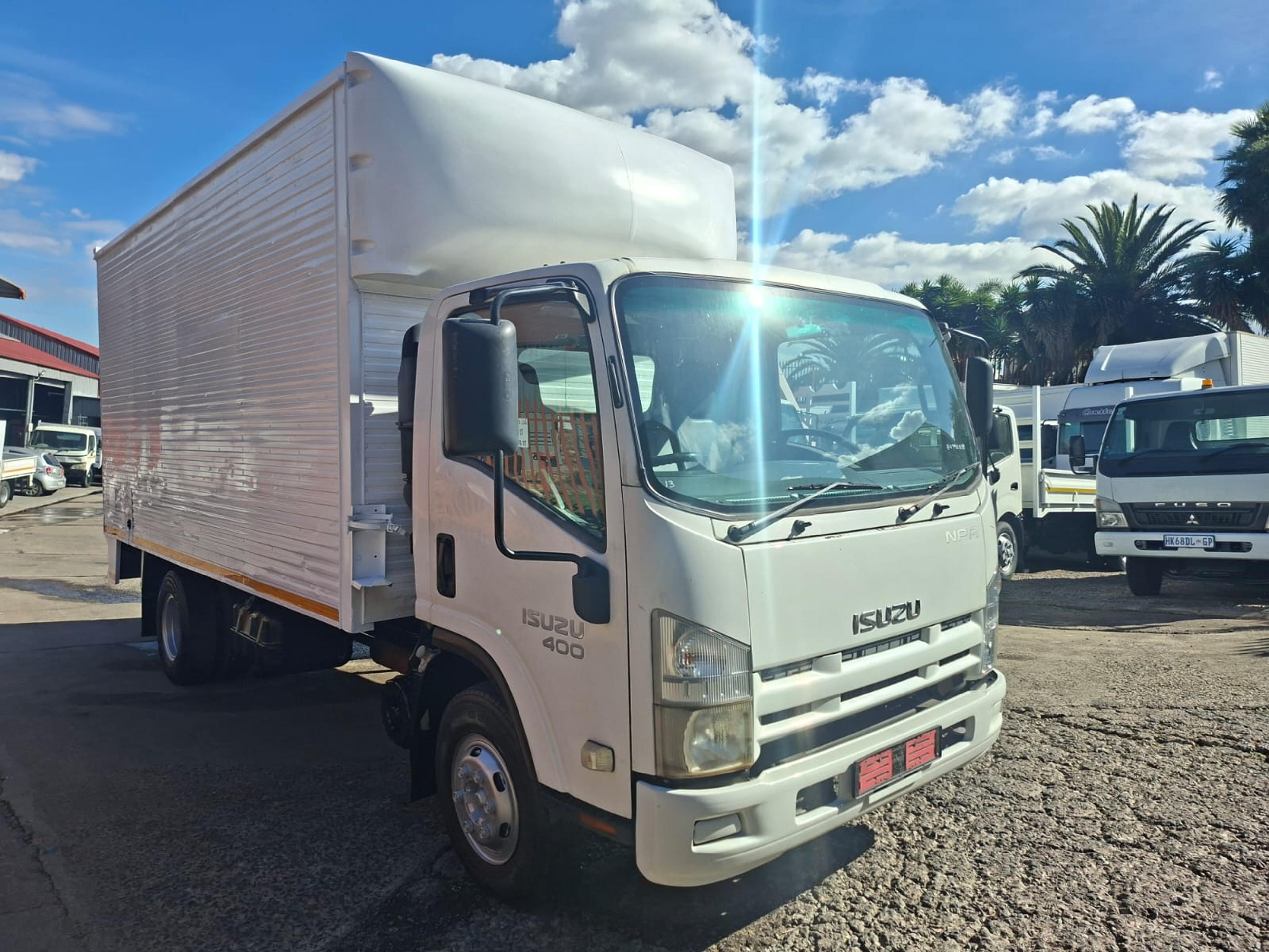 2012 Isuzu Npr400 Volume Body - image 3
