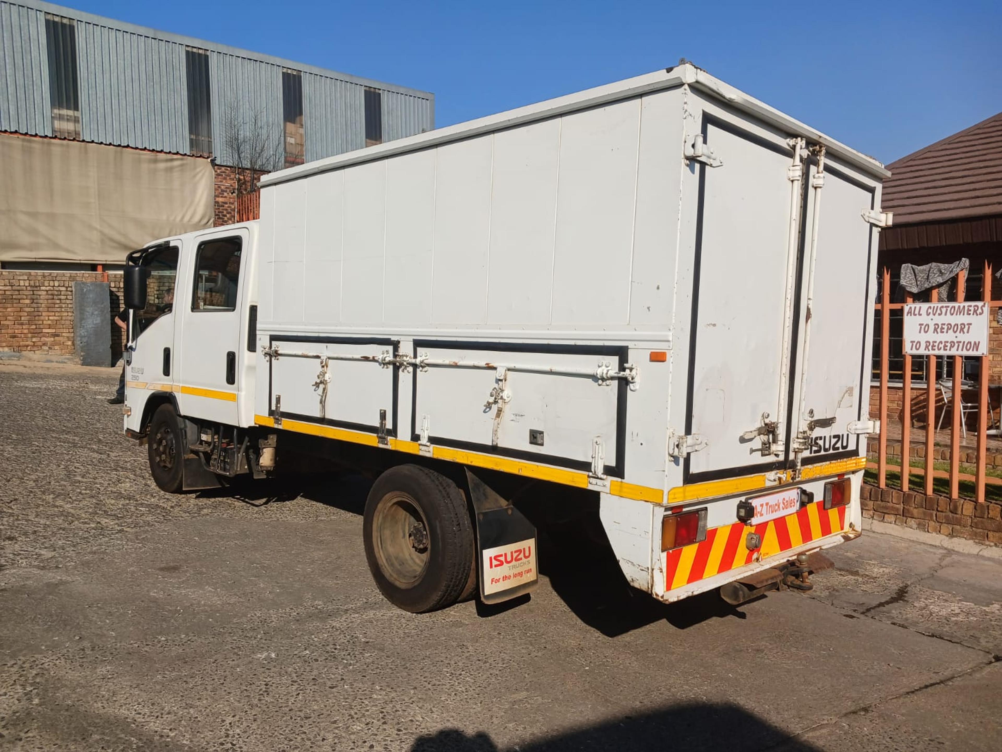 2012 Isuzu NMR250 CREW CAB Volume Body - image 4