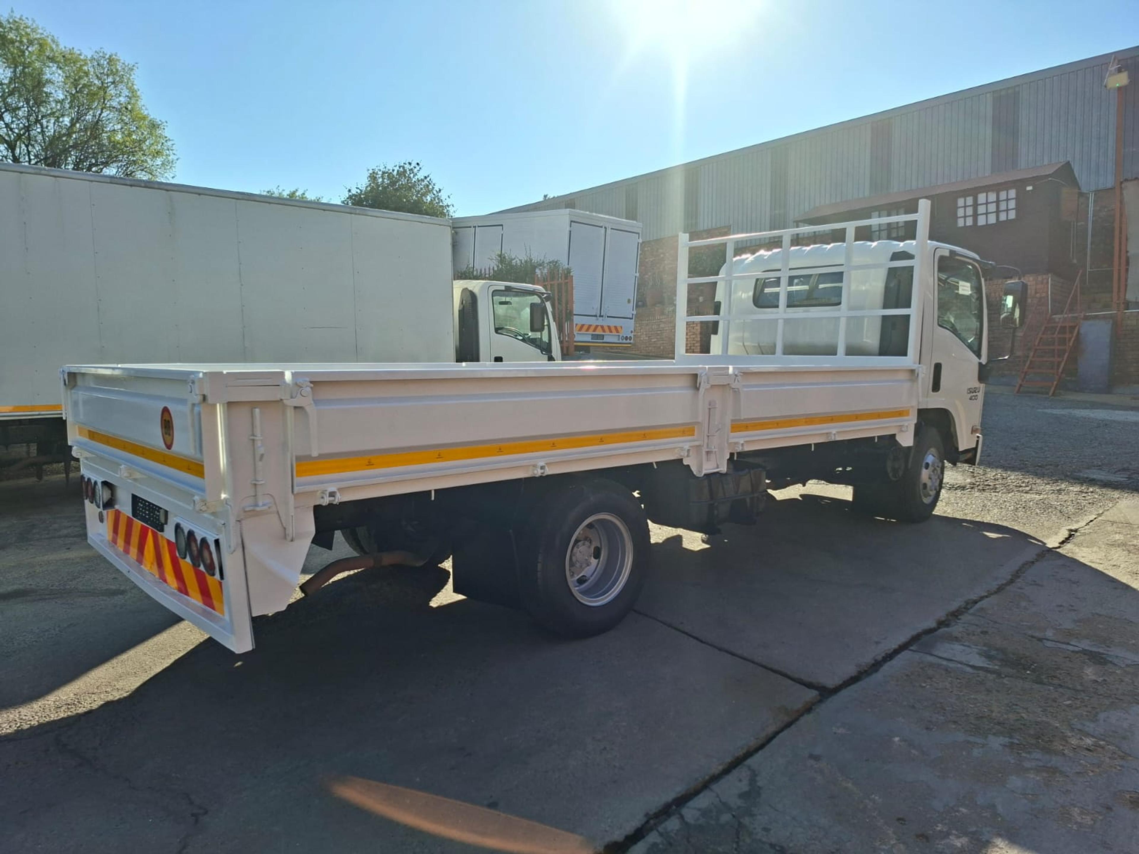 2013 Isuzu Npr400 dropside truck - image 4