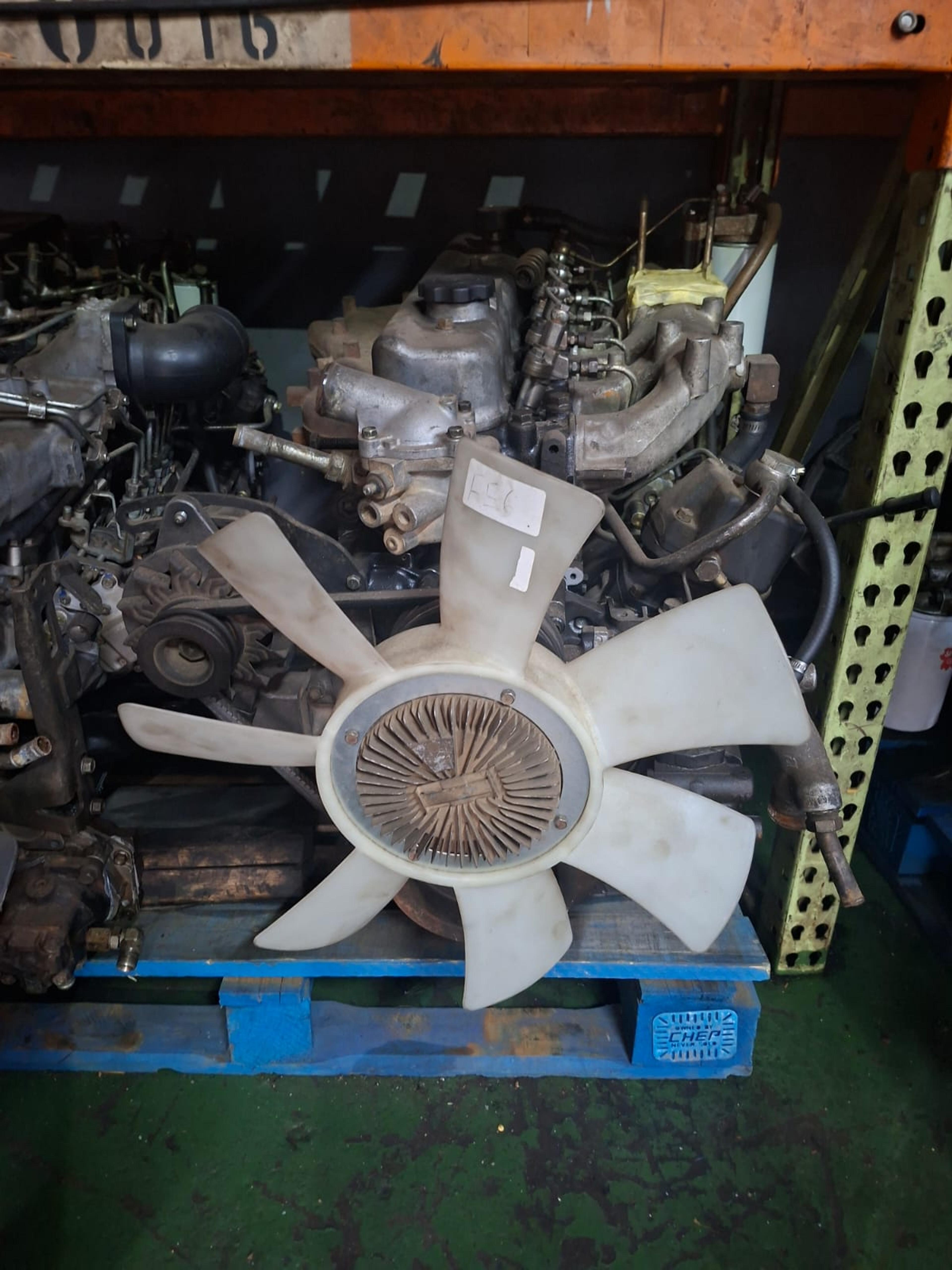 UD / NISSAN FE6 NON TURBO image 2