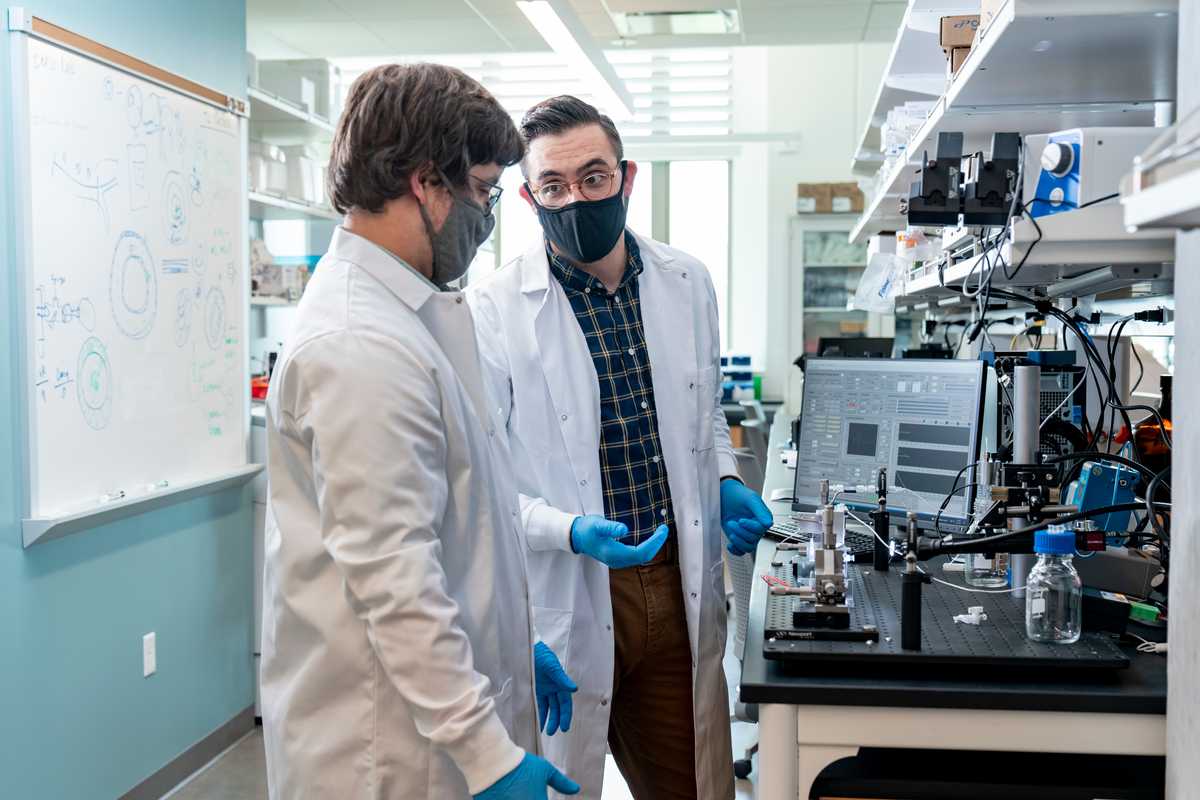 Matthew Bersi (right) works with a student in the Soft Tissue Biomechanics Lab. (Photo: Whitney Curtis)