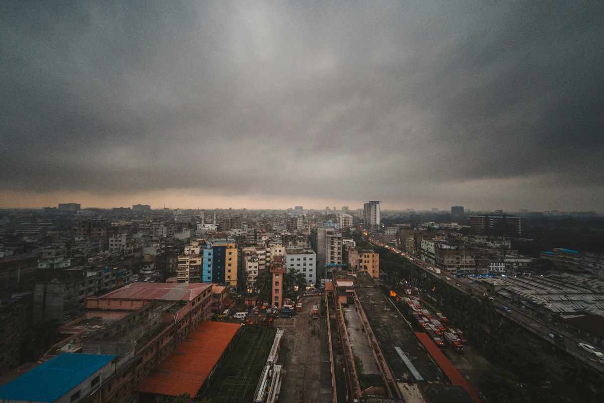 Urban areas in Dhaka, Bangladesh, have concerning levels of airborne arsenic pollution. (Photo by Shafiqul Islam on Unsplash)
