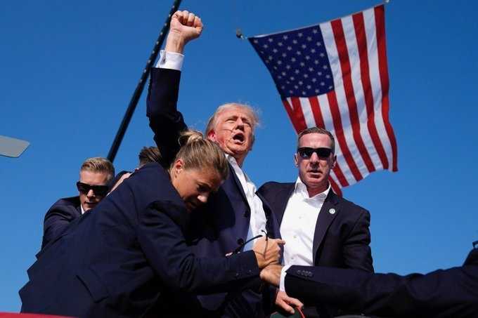 Trump trong tấm hình lịch sử