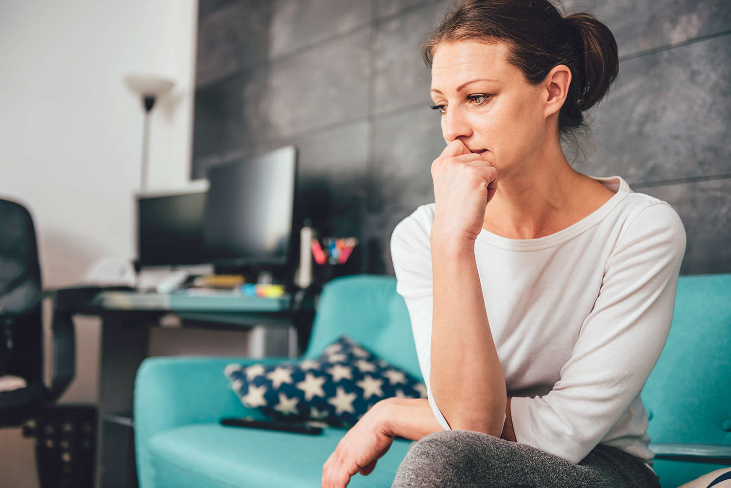 Hände auf einem Körper, weiches Licht – Bild des Hinspürens