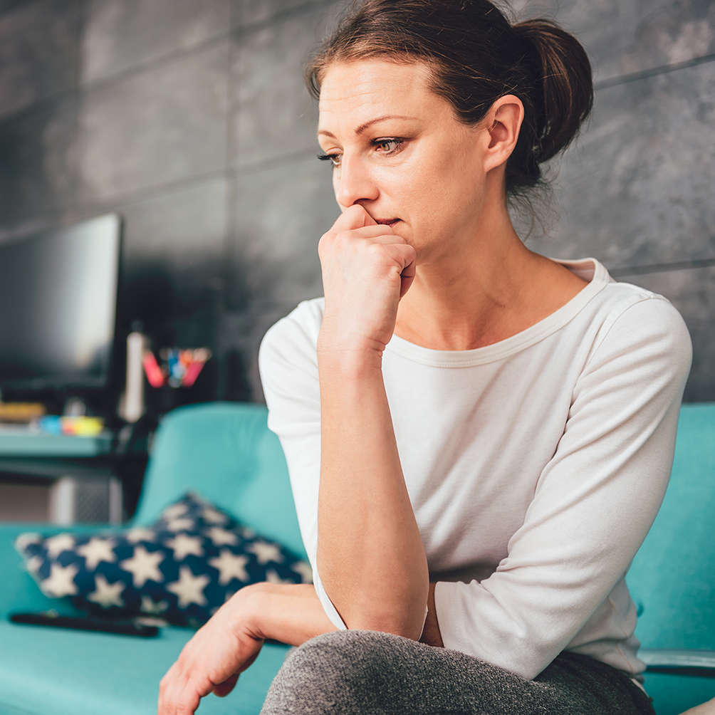 Hände auf einem Körper, weiches Licht – Bild des Hinspürens