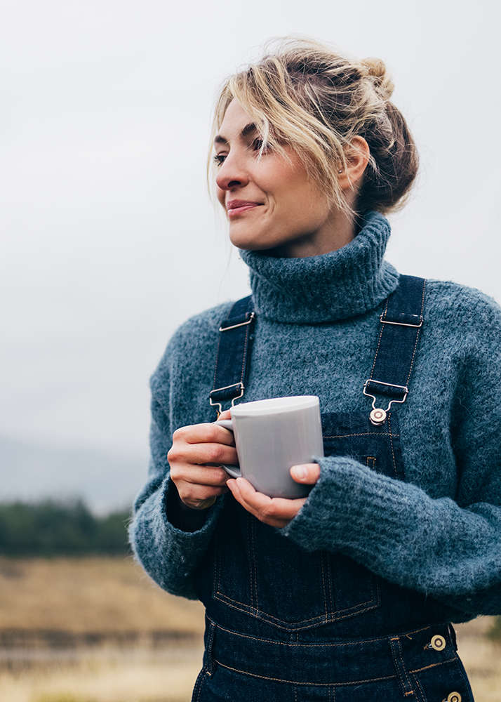 Mensch in ruhiger Bewegung in der Natur, warmes Licht