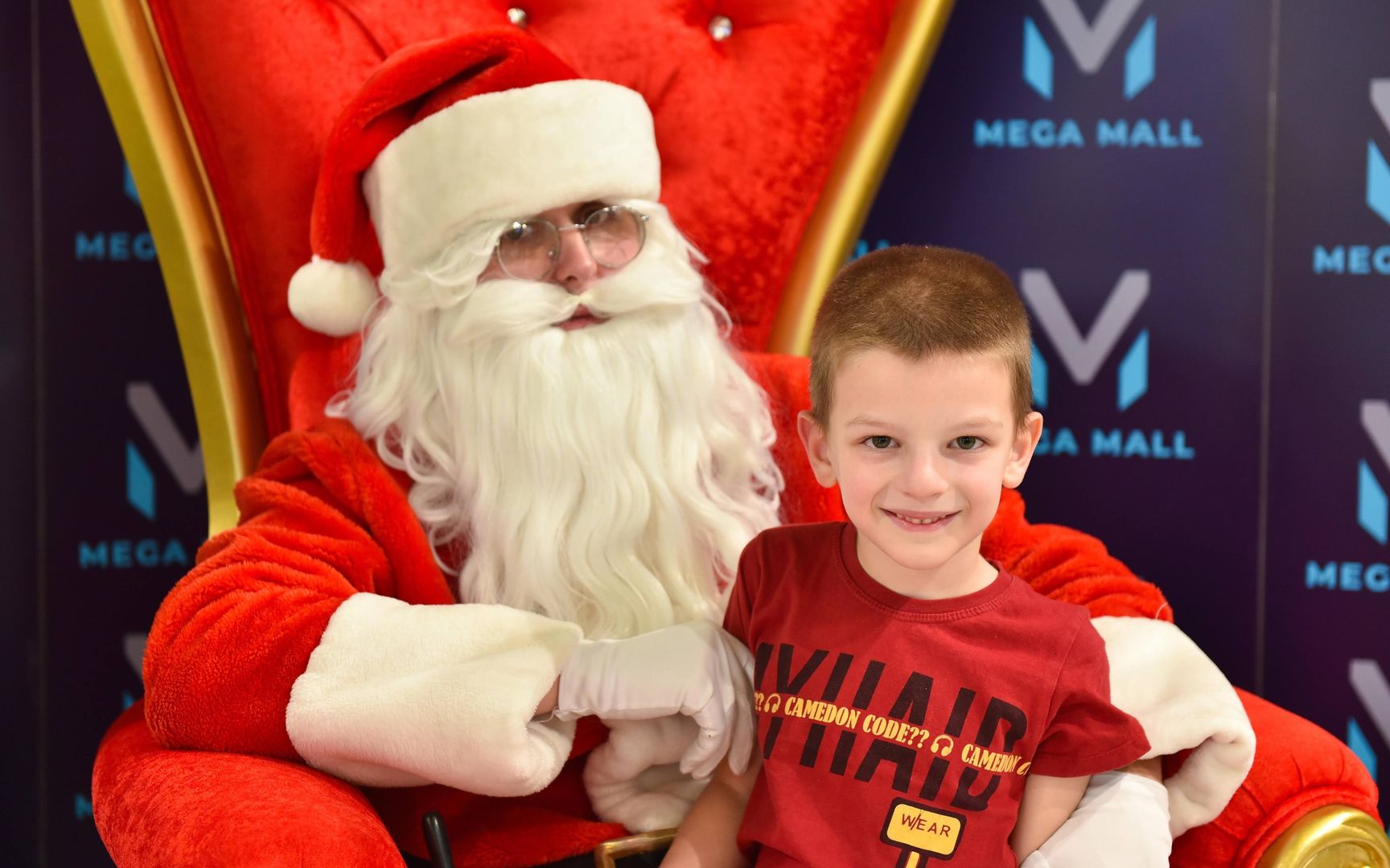 Praznična magija u Mega Mall-u - fotografije sa Deda Mrazom