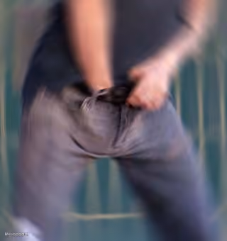 Hand in Jeans