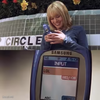 Hilary Duff texting - 'A Cinderella Story'