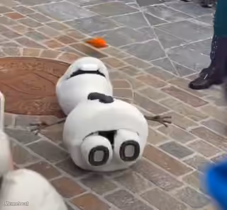 Olaf Fallen in Disneyland Paris