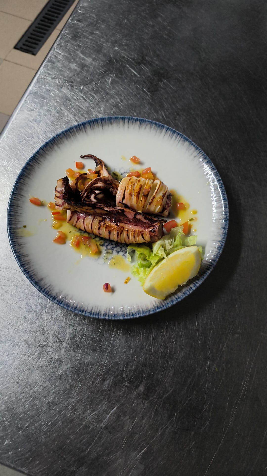 Calamaro Arrosto Con Salsa Mediterranea E Insalatina