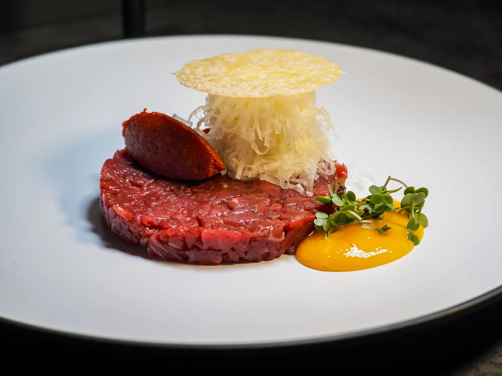 Tartare Di Filetto Di Manzo, Pesto Di Pomodori Secchi, Grana E Tuorlo D'uovo Pastorizzato