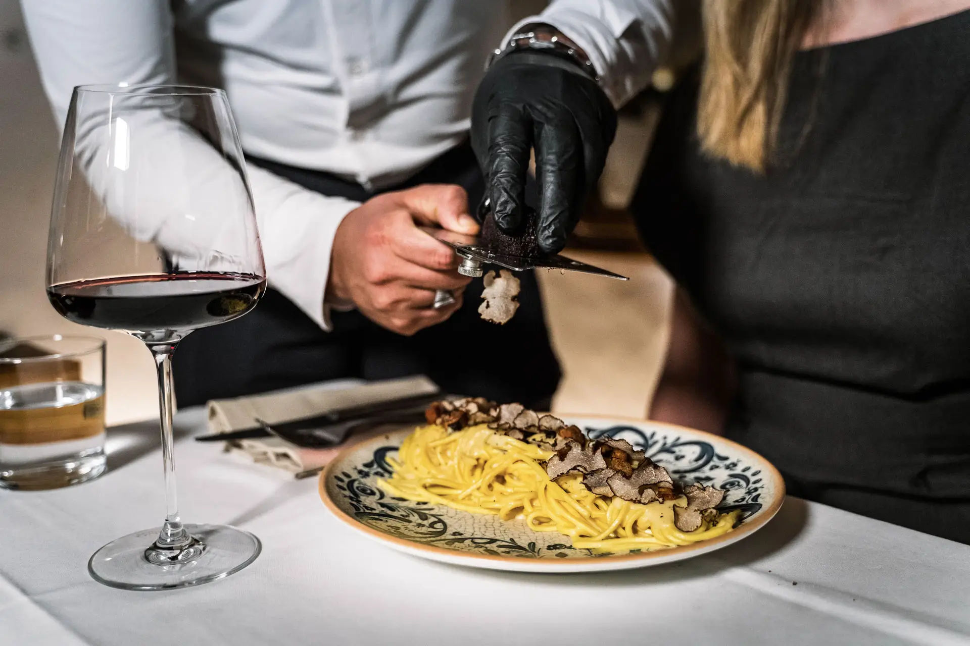 Tartare Di Manzo Con Cipolla Caramellata Yogurt E Nocciole