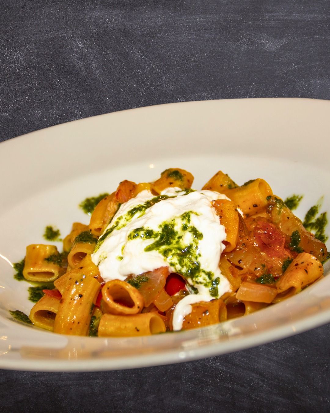 Maccheroncini Di Pasta Fresca Con Pomodoro Fresco, Basilico, Guanciale E Stracciatella