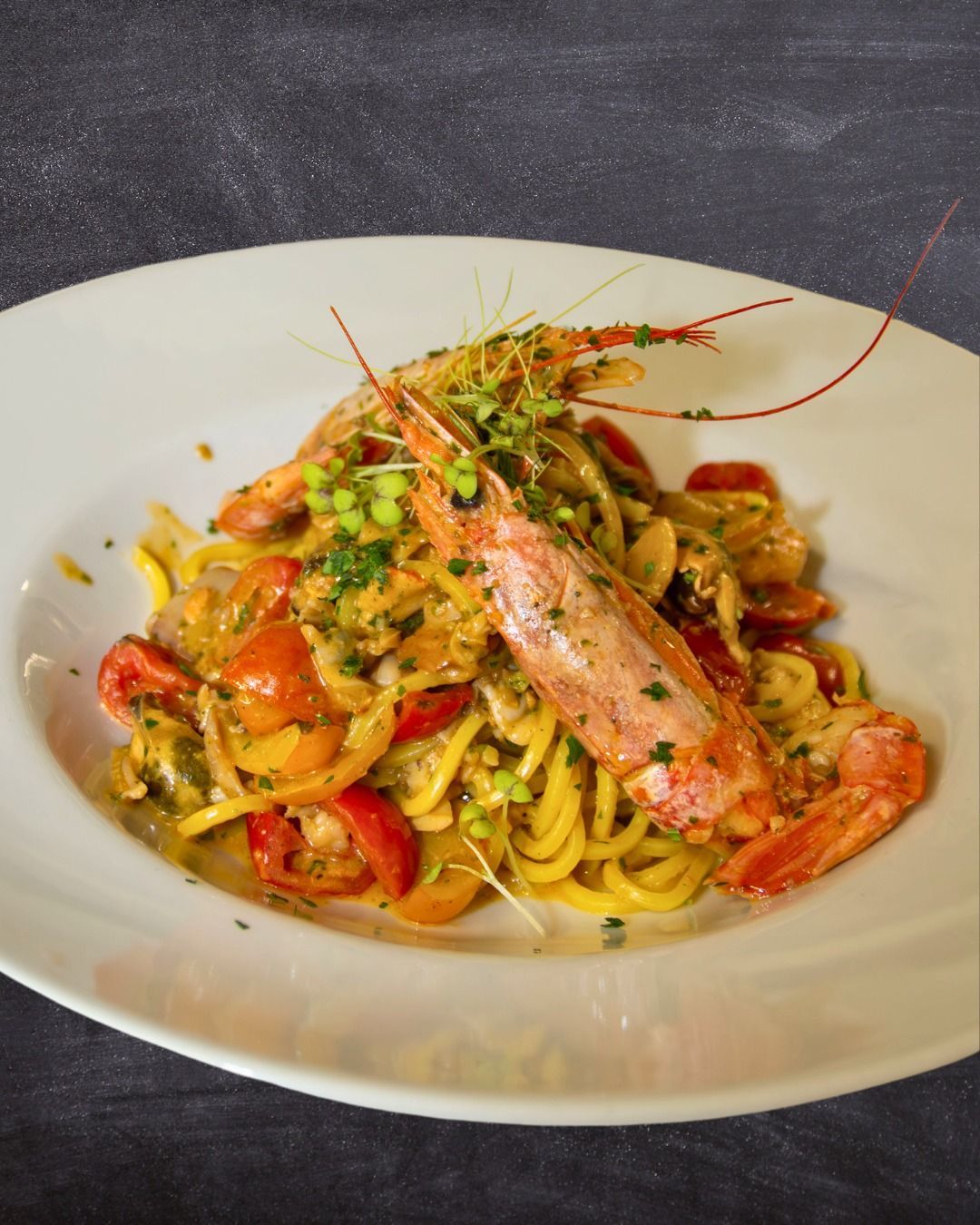 Spaghetti Di Pasta Fresca Allo Scoglio Con Pomodori Datterini Freschi