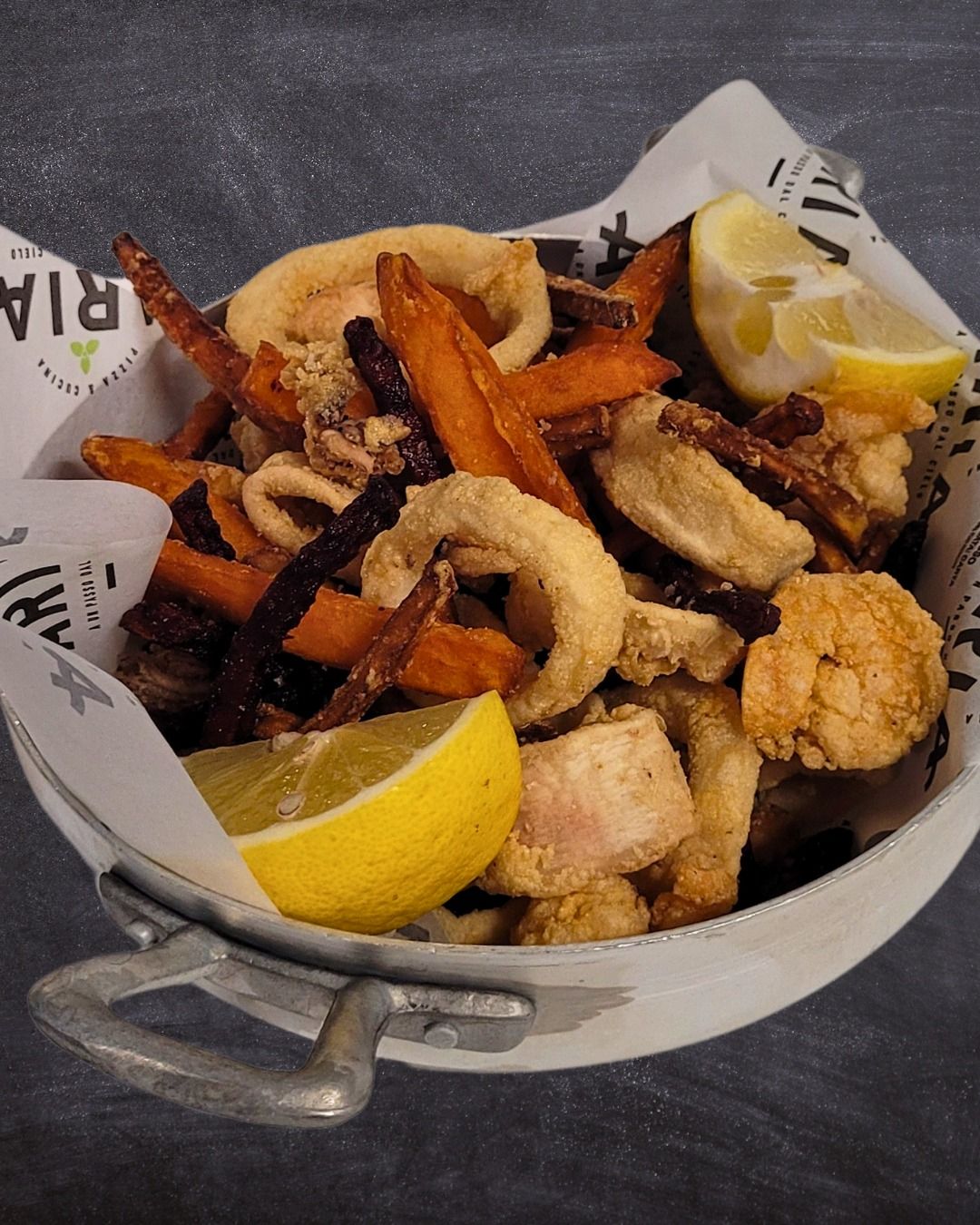 Fritto Misto Di Calamari, Gamberi E Verdure