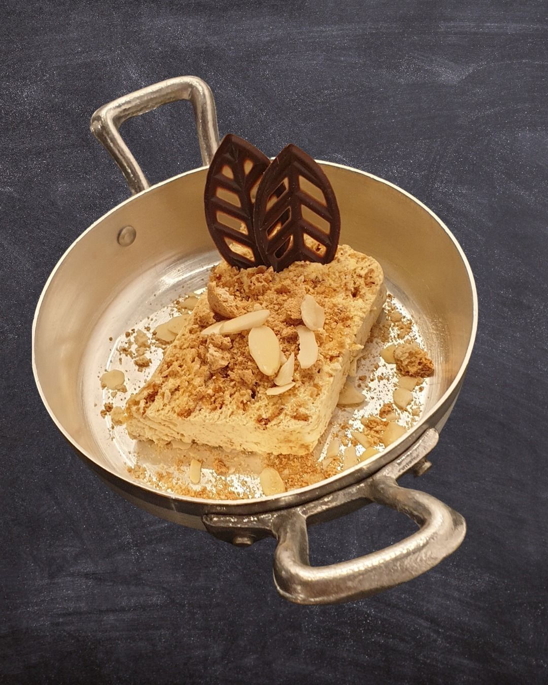 Lingotto Di Semifreddo Amaretto E Mandorle Con Cioccolato Fondente Caldo