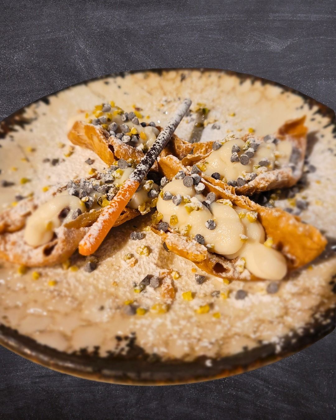 Cannolo Siciliano Scomposto Con Granella Di Pistacchi E Cioccolato