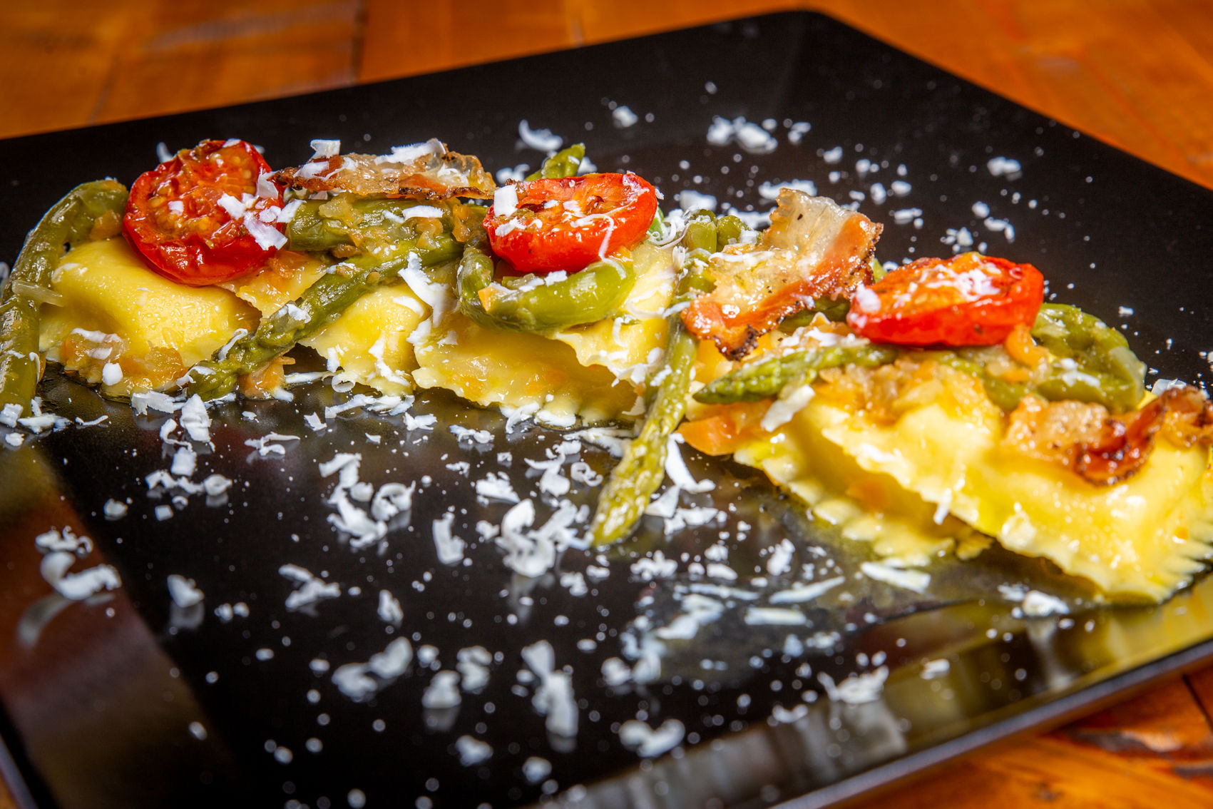 Ravioli Di Burrata Con Asparagi, Ricotta Salata, Guanciale Croccante E Pomodori Confit