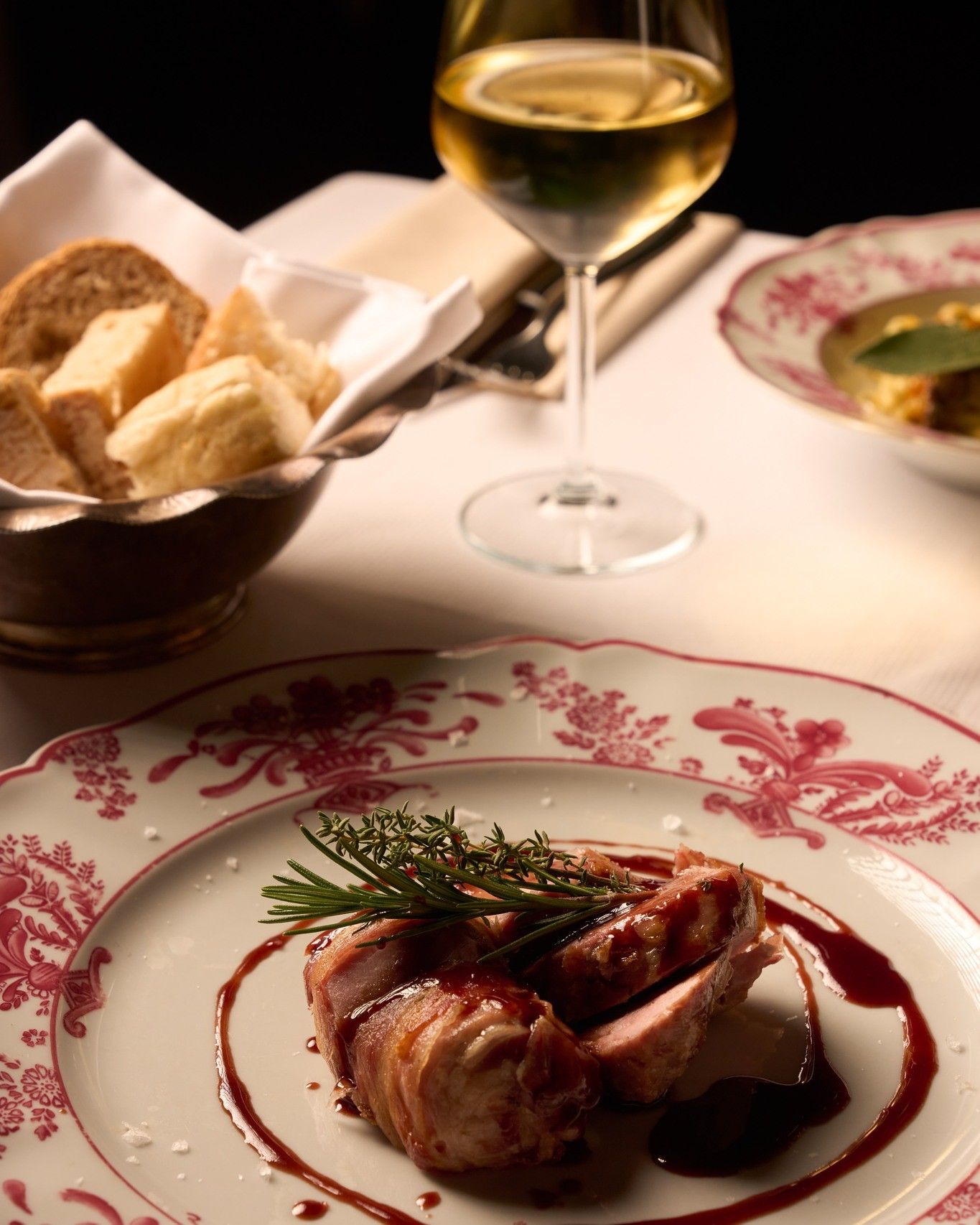 Filetto Di Maiale Bardato Con Il Suo Fondo Al Vino Rosso