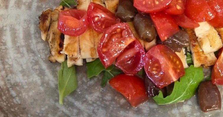 Tagliata Di Pollo e olive, rucola e pomodorini